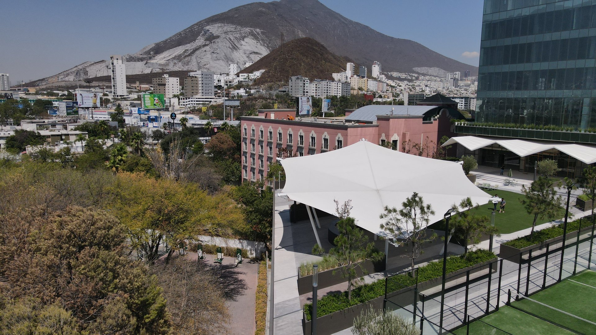 Plaza comercial con canchas de pádel — Monterrey, NL